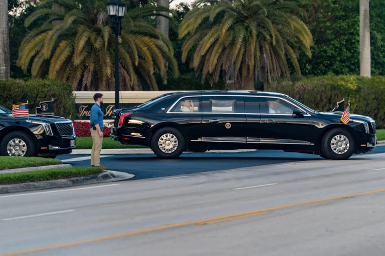 Trump destituye a casi 30 diplomáticos de carrera de puestos de embajadores