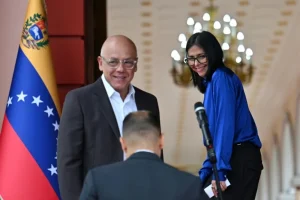 Trump dice que habló con la “formidable” presidenta interina de Venezuela