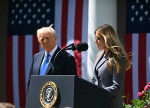 Trump promulga ley que prohíbe “pornografía vengativa” y desnudos creados por IA