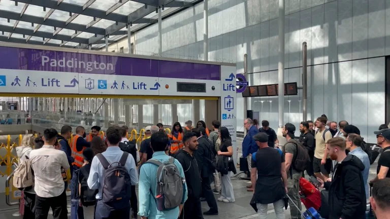 Un apagón interrumpe servicio del metro de Londres durante hora pico