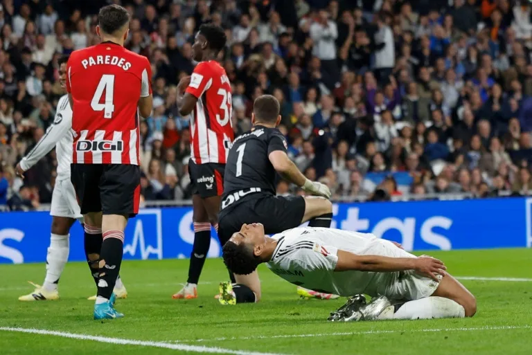 Un gol ‘in extremis’ de Valverde mantiene al Real Madrid con vida en Liga