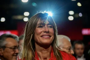 Un juez español envía a juicio a la mujer de Pedro Sánchez y le retira el pasaporte