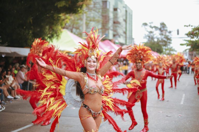 Un río desbordado de música, color, tradición y fantasía