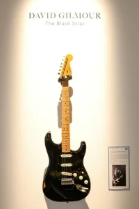 Una guitarra de Pink Floyd fue subastada en más de 14 millones de dólares, un récord