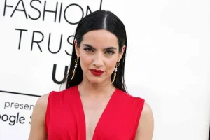 Una venezolana arrasa con su belleza en “Superman”, éxito de taquilla del momento