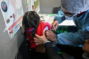 Uno de cada seis padres rechaza plan estándar de vacunación en EEUU, dice encuesta