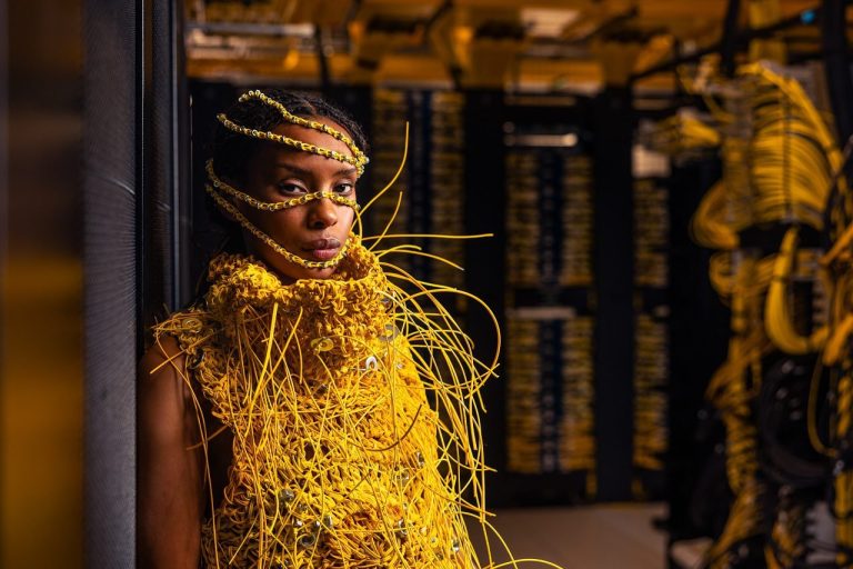 Veamos el internet personificado, donde la moda se encuentra con la tecnología
