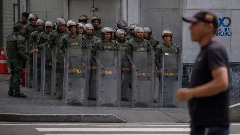 Venezuela antes de la controversial posesión de Maduro: bajo tensión y con una fuerte militarización