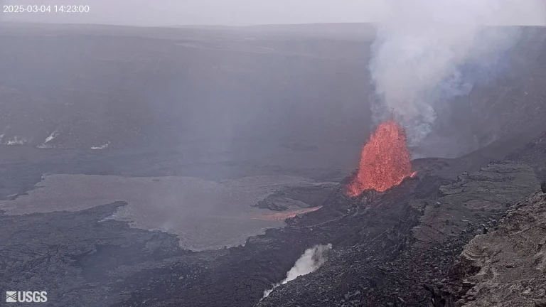 Volcán de Hawai arroja altas fuentes de lava