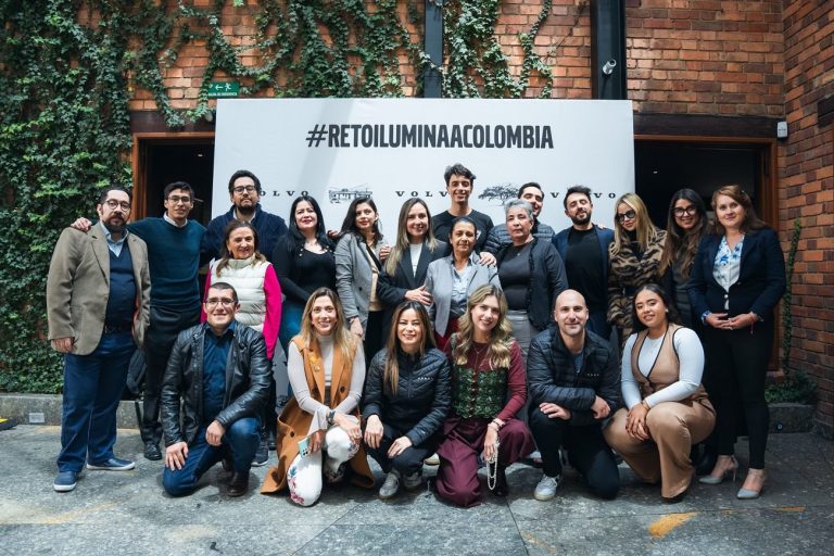 Volvo recarga baterías para iluminar a una ecoaldea de mujeres en Palmira, Valle