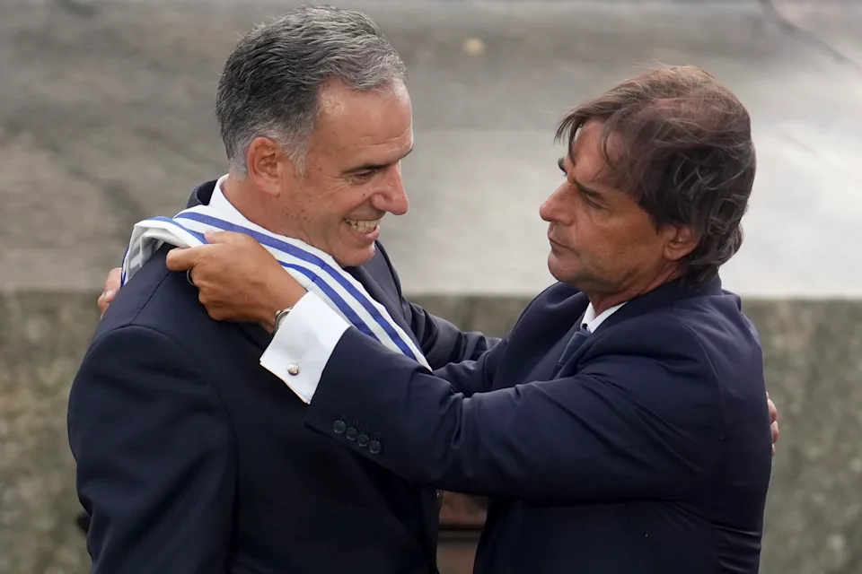 Yamandú Orsi asume la presidencia y le devuelve el poder a la izquierda en Uruguay