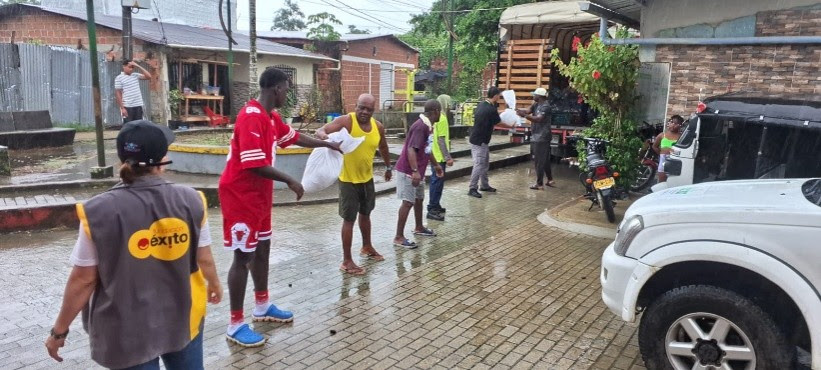 Entrega de ayudas a los afectados por el terremoto en Chocó.