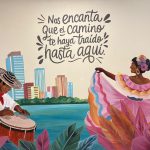 Fachada folclórica del Grupo Éxito en Barranquilla.