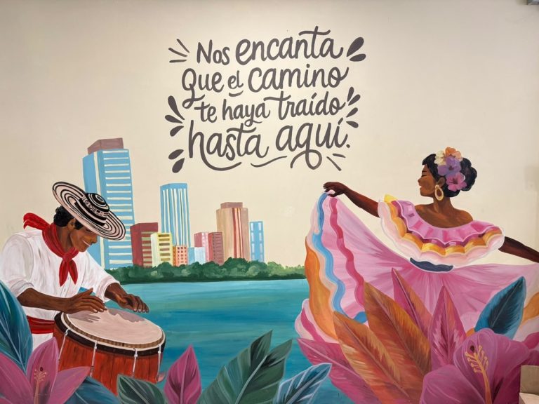 Fachada folclórica del Grupo Éxito en Barranquilla.